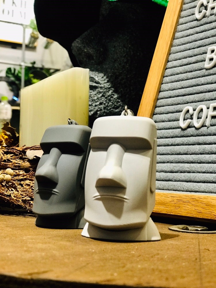 款式深灰水泥灰 材質環保橡膠 尺寸寬50 x 高78 x 厚40 mm 配件鑰匙圈 票種悠遊卡卡片內不含儲值金 產地台灣 設計台灣 用途本卡片為無記名電子票證悠遊卡北捷高捷便利商店搭火車搭高鐵等皆可使