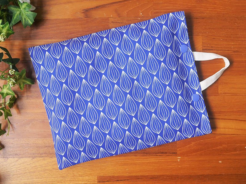 以胚布製作袋身，加入台灣生產的紅豆作為內芯， 當紅豆經過加熱後，飄散出濃濃的紅豆香氣， 不僅溫暖了身體，紅豆香味似乎也為心靈帶來了療癒感。 *因內含植物種子，故無法寄送台灣以外之國家