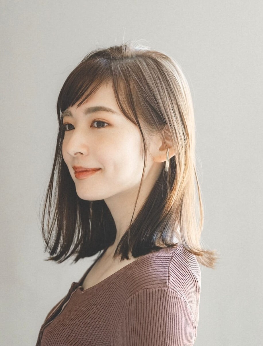 大人ロングヘアは 斜め流し前髪 と さらっと質感ストレート で脱 平凡ロング