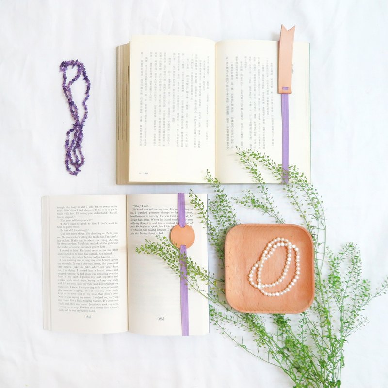 原創書籤帶： 比較傳統紙或木或金屬書籤一片片的設計方便不擋字，而且不用每掀看一頁書都要提著片形的書籤，十分方便；而且又不易從書頁之中溜出而致遺失。 附有圓形或絲帶形兩款小皮牌，可以客製化刻上喜歡的字句