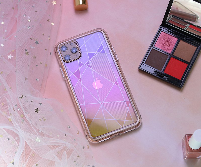 極空戰甲為全球首創透明不變黃的軍規級防撞殼。 採用軟硬雙料結構，包覆手機的內部使用高抗黃軟料，外部則是全範圍PC硬料，除了杜絕了手汗手油，防摔更達軍規級等級。