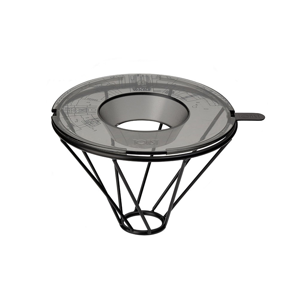 更成為值得收藏且能細細玩味的器具。此系列最大特色的金屬線材濾杯，設計師由原本亮眼的紅銅色新增了霧黑色，更放大了其幾何造型的未來機械感，搭配STAR WARS 的角色，呈現出互動感十足的細膩迷人設計。T