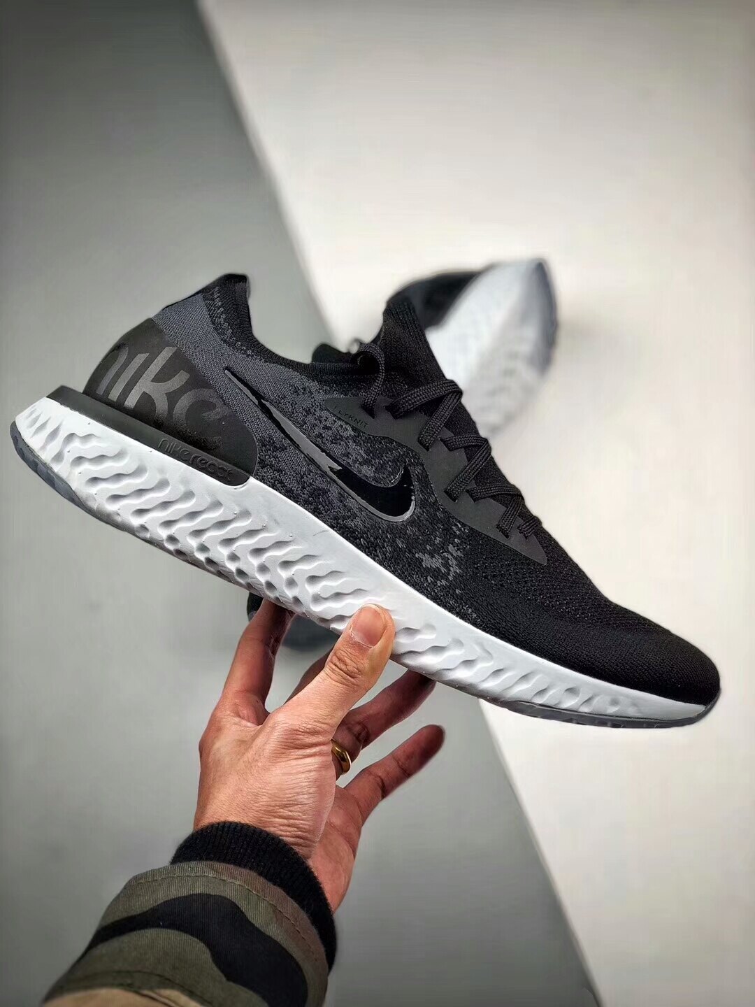 Nike Epic React Flyknit 針織黑灰立體LOGO 男款。運動,戶外與休閒人氣店家Mansmall 運動休閒館的NIKE、跑步鞋有最棒的商品。快到日本NO.1的Rakuten樂天市場