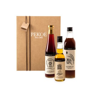 PEKOE美味獨具的經典好味 拌麵經典三元素 是送禮最真摯的選擇 台灣本產黑豆純釀造醬油:風味甘美清香細緻溫和，不尚濃鹹 台灣本產柴燒白麻油:遵循古法柴燒製油，油質醇香純正無添加 台灣本產純釀陳年米醋