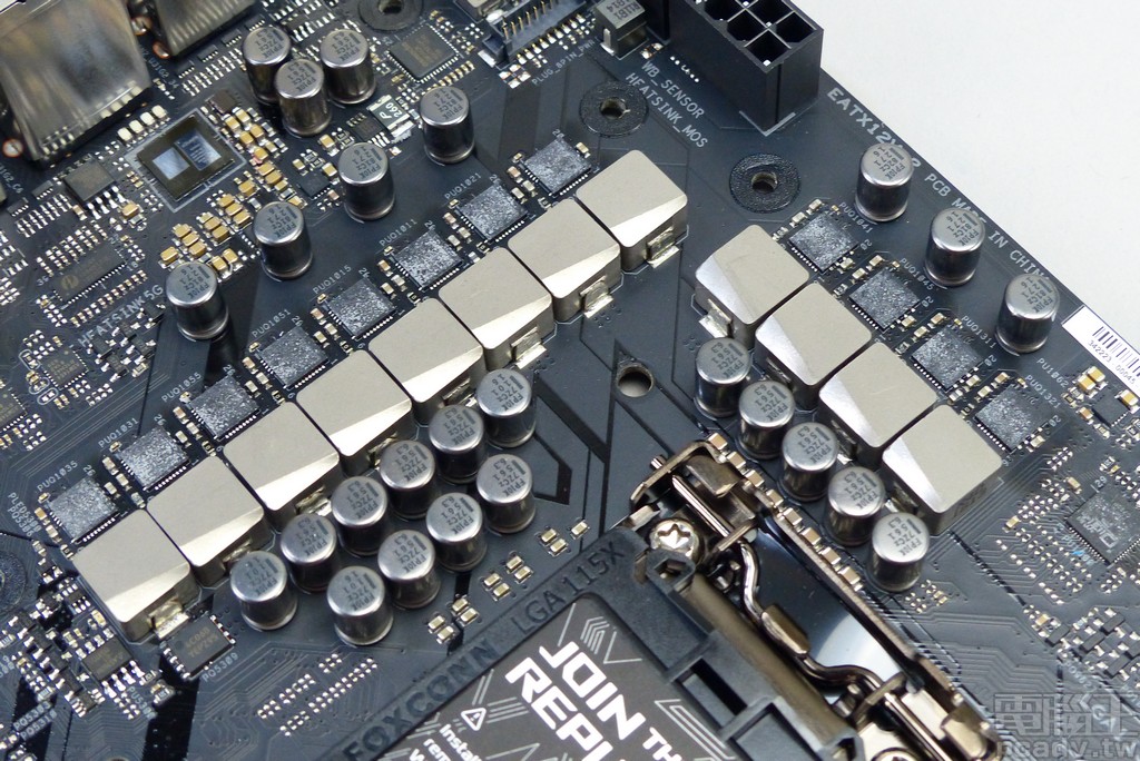 ROG Maximus XI Extreme 於處理器核心供電和內建顯示繪圖供電安排 5 相和 2 相，核心單相採用 2 個 MOSFET 和 2 個電感並聯