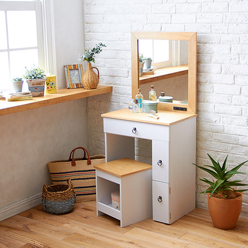 與日本同步販售的《C&B》古木調兩用化妝桌椅組，用料實在質感佳，桌面與座面和鏡框皆使用松木的實木箔片貼皮做法，主體的白色則是耐磨防刮的木紋強化紙，加上古銅的抽屜把手，讓商品洋溢著典雅的風采，絕非市面常