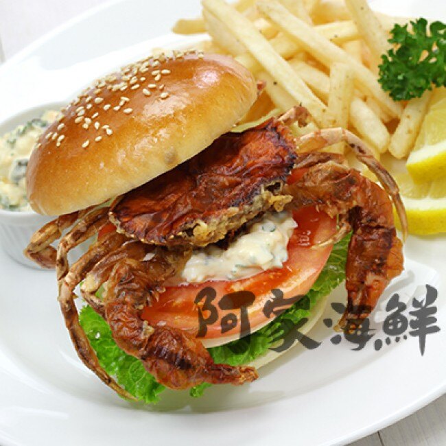 連殼帶肉一起酥炸，香濃酥脆的軟殼蟹迅速上桌。