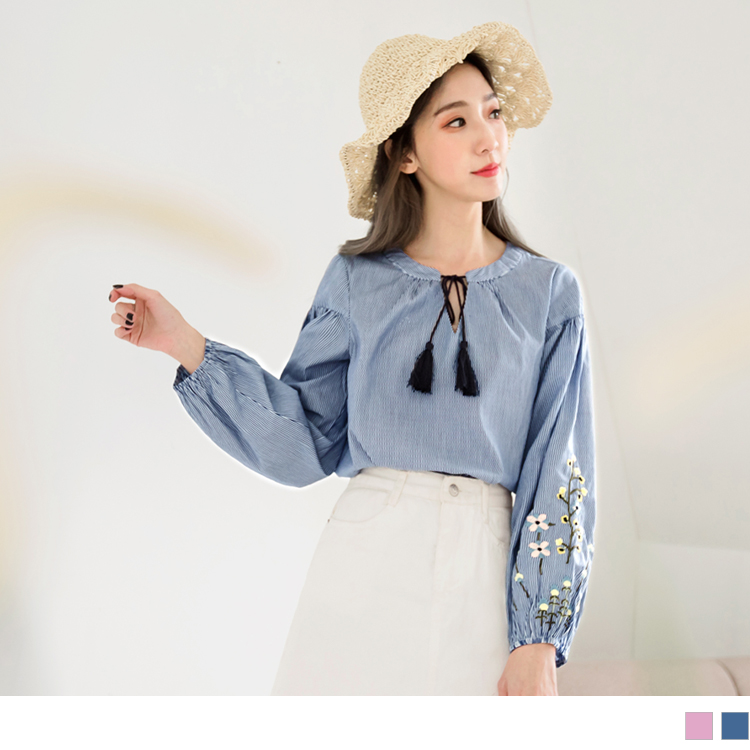 細細的直條紋， 簡單塑造出知性魅力! 具有古典風情流蘇綁帶， 呼應花朵的刺繡造型， 使整體都帶有俏麗STYLE! ********************** 小提醒：綁帶可調 深色衣物建議單獨洗滌，