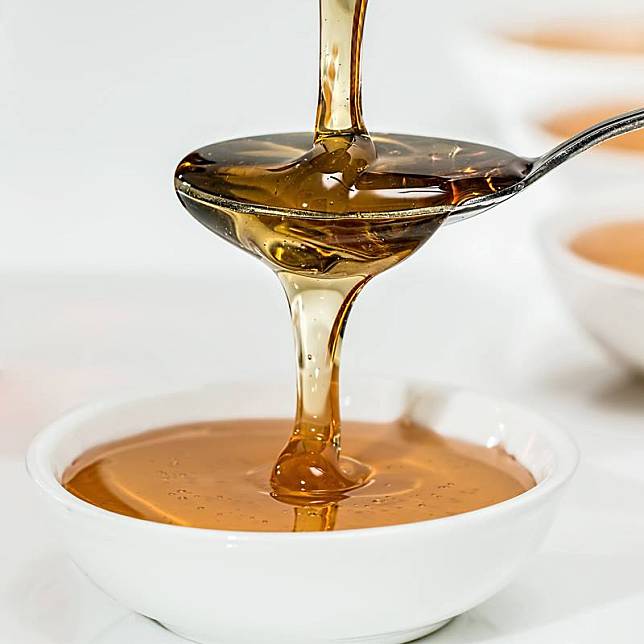 ▲品質好的蜂蜜，透光性強、顏色均勻，雜質泡沫也比較少。（圖/奧丁丁市集）