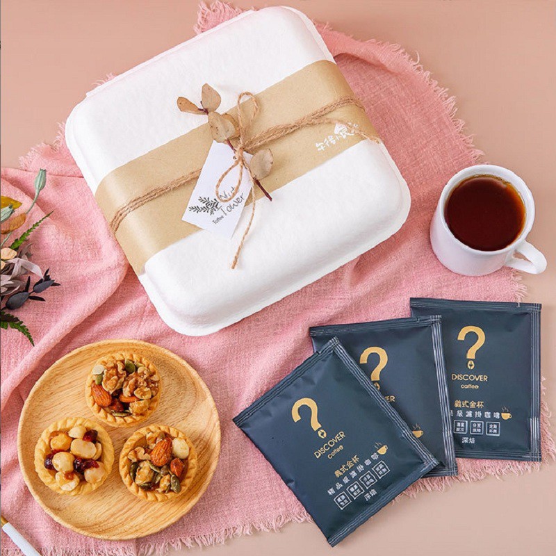 濃濃奶香的堅果與太妃糖衣完美結合的內餡，搭配酥脆餅皮，香甜酥脆的豐富口感，配上由40年烘豆師傅精心調配，台灣在地新鮮烘焙的DISCOVER義式金杯咖啡禮盒內容：綜合堅果塔35gX2夏威夷豆塔35gX1