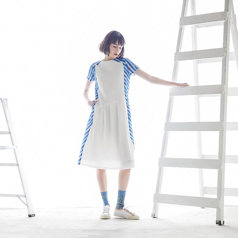 / 不規則拼色洋裝 / 獨特剪裁 兩側條紋拼接 / 腰間斜向寬褶設計 / 高質感凹凸紋理棉料 / 優雅大器 正式與休閒穿著皆宜