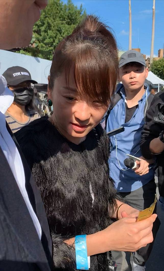 六月手裡拿著小熊軟糖。記者陳慧貞／攝影