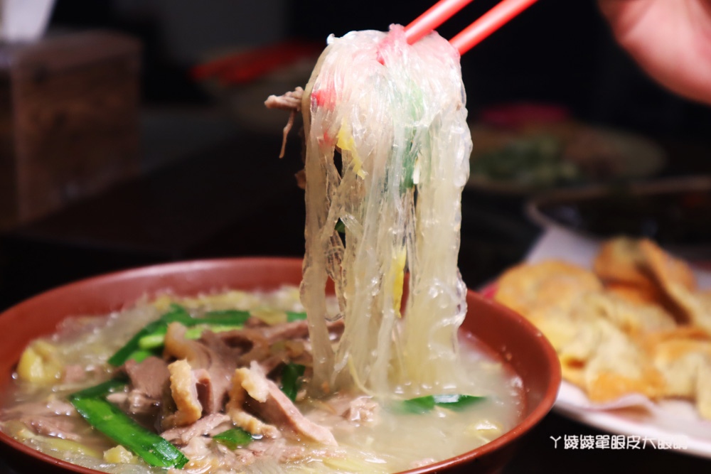 新竹美食推薦廟口鴨香飯！城隍廟口人氣美食小吃，必吃炒鴨血、炸餛飩、炒三杯鴨肉