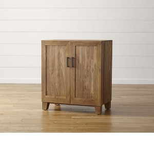 榆實木 傳統純木頭卡榫 層塗以桐油；內裡塗以水性漆 五個置物板（一個固定式、一個可調整，餘下三個調整式用以搭配酒瓶） 鐵把手 適用具纜線的媒體設備