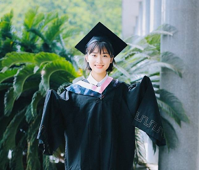 ▲沈月穿上學士服拍照，網友讚她超清純。（圖／翻攝沈月微博, 2018.06.24）