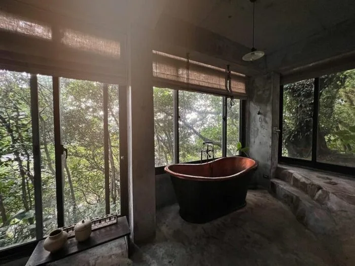 地址位置資訊等保密到家的【九份數樹·私房shu shu】這間台北住宿推薦，原本為知名花藝店CN Flower創辦人凌宗湧的夫妻度假小屋，是一間隱藏樹林中的樹屋民宿，水泥外表的老屋舊得很有味道，內部設備則是使用法國銅浴缸、備品選用aesop沐浴謝系列、伴隨著復古音響等各式工匠鄉村古物，非常有藝術家氣息。