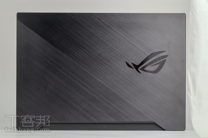 如同過去的西風之神，雙色有層次的髮絲紋增添了美感，不過注意容易留下指紋。