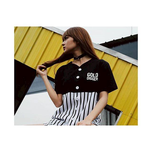 4 Istri Artis Terkenal yang Gemar Pakai Busana Monokrom, Siapa Saja Mereka? Lihat Saja Yuk