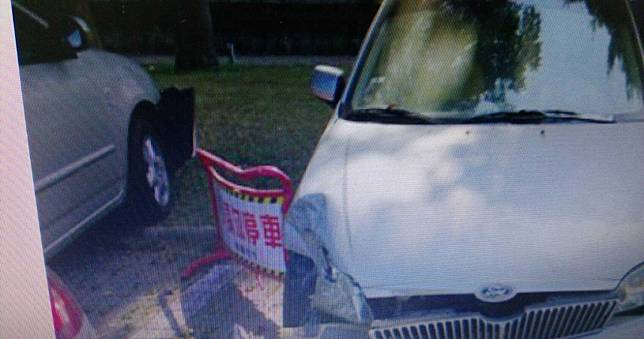 7旬翁疑入錯檔倒退嚕　妻驚聲尖叫撞3車