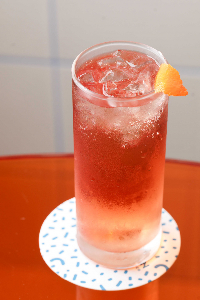 「淡水線冰茶」以尼格羅尼調酒的苦甜交織為重點。（350元，圖／林士傑攝）