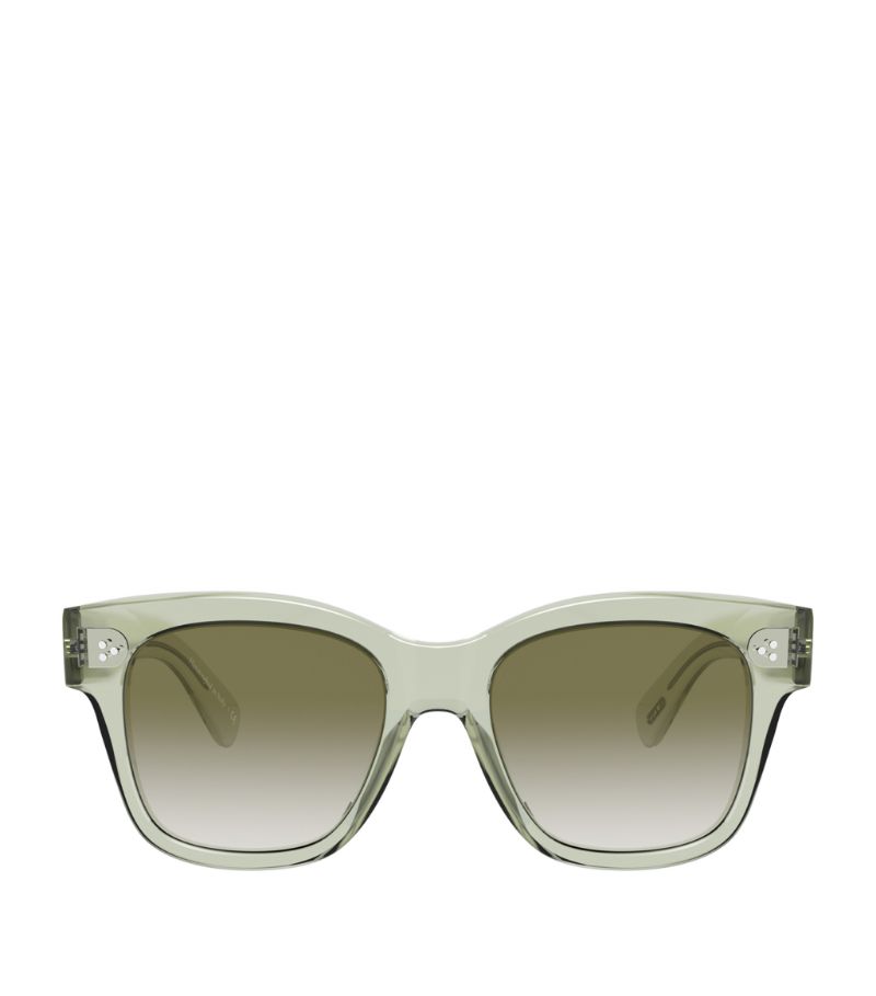 The transparent composition of these sunglasses is a true part of the Oliver Peoples brand DNA, know