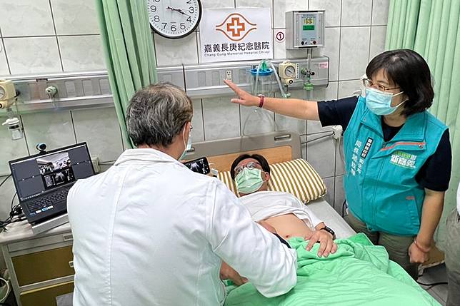 嘉義縣衛生局長趙紋華（右）前往香林衛生室視察急重症遠距醫療會診平台運作。（記者張翔翻攝）