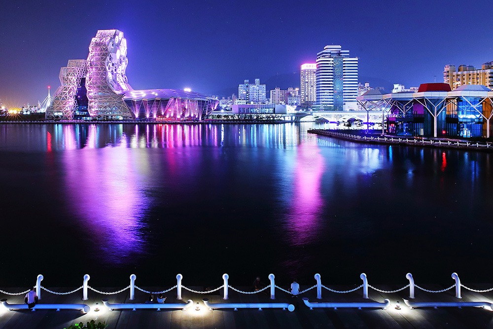 入夜後的高雄流行音樂中心燈光與河面相互輝映，如走進魔幻世界。(攝影/Carter)