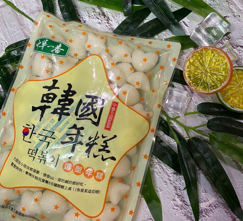 品名:中華一番造型年糕 淨重0.5kg 保存方式冷凍-5度以下 有效期限90天 產地台灣 成分白米.小麥澱粉.碳酸二澱粉.水.食鹽.葵花油 **商品屬於易於腐敗保存期限較短或解約時即將逾期 **商品因