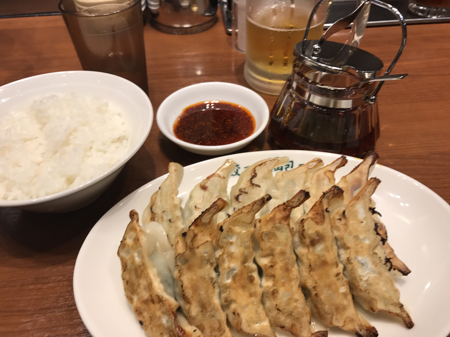 日本人吃餃子配飯