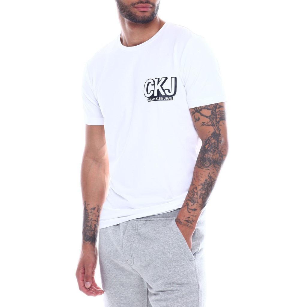 The CKJ GRAPHIC SLIM FIT TEE by Calvin Klein features:US SizingCrew neck collarShort sleeveFront Cal