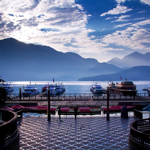 6.本券優惠期間等同信託期間(自購買日起一年)，逾期須於現場補足差價方可使用。電話:(049)285-6688地址:南投縣魚池鄉水社村中山路101號【日月潭大淶閣飯店】4人湖景水漾客房一泊二食本賣場出