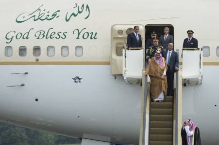 Raja Salman bin Abdulaziz Al-Saud dari Arab Saudi (tengah) tiba di Bandara Halim Perdanakusuma, Jakarta, Rabu (1/3). Foto oleh Rosa Panggabean/ANTARA