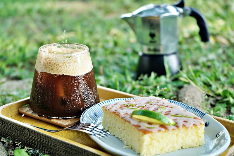 從萃取一杯不焦不苦的espresso開始 … 用一支小小的摩卡壺，開啟義式咖啡之旅！ 義大利人引以為傲的立飲濃縮文化、馬車伕的小聰明維也納咖啡 ... 等等。 B.J. 老師不只帶著你操作摩卡壺，更會