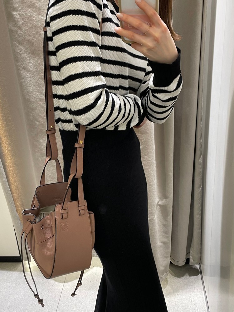 LOEWE(ロエベ)ハンモックミニの新色♡容量・使い方解説。（BAILA News） 