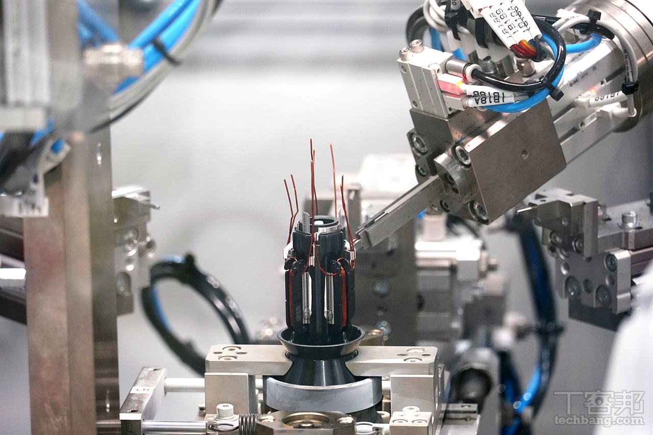 300個機器人、2.5秒誕生一顆馬達，解密 Dyson V10 神級吸塵器的核心