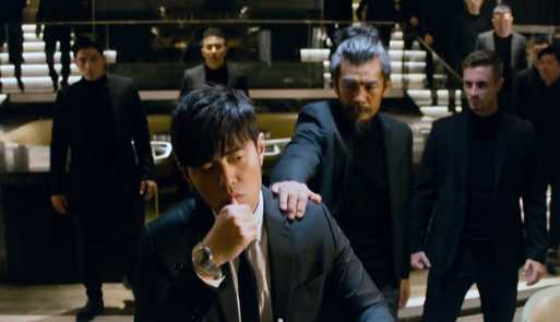 廣告中的戲中戲，周杰倫佩戴TUDOR「Royal皇家系列」腕錶，與身後的反派演員們展開對決。（圖╱翻攝自IG）