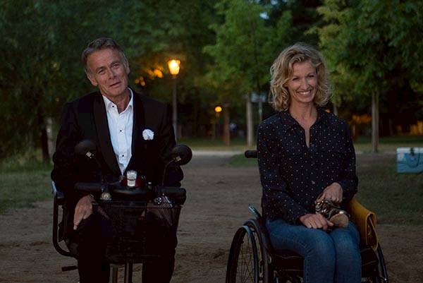 愛情不輪轉 被譽為男女愛情版 逆轉人生 法式浪漫打破傳統戀愛公式坐上輪椅滑向愛情 Ilooker 電影網 Line Today