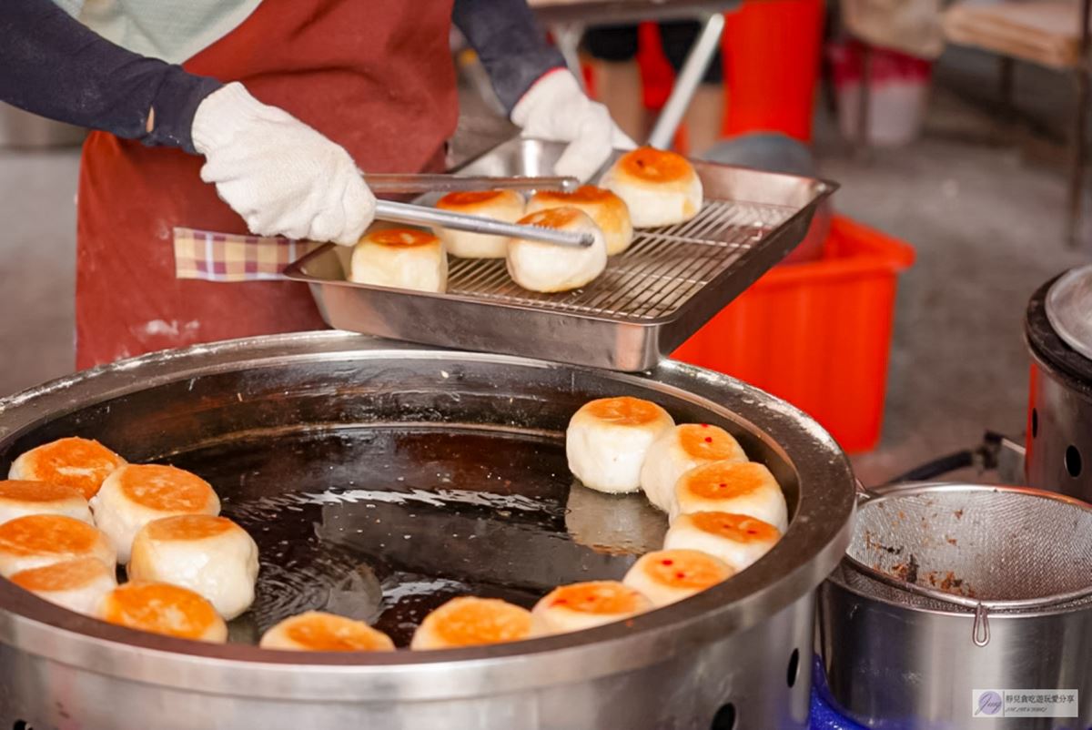 ６鍋同時煎也來不及！戲院旁「秒殺水煎包」未開攤就排爆，爆汁爆餡煎到恰恰