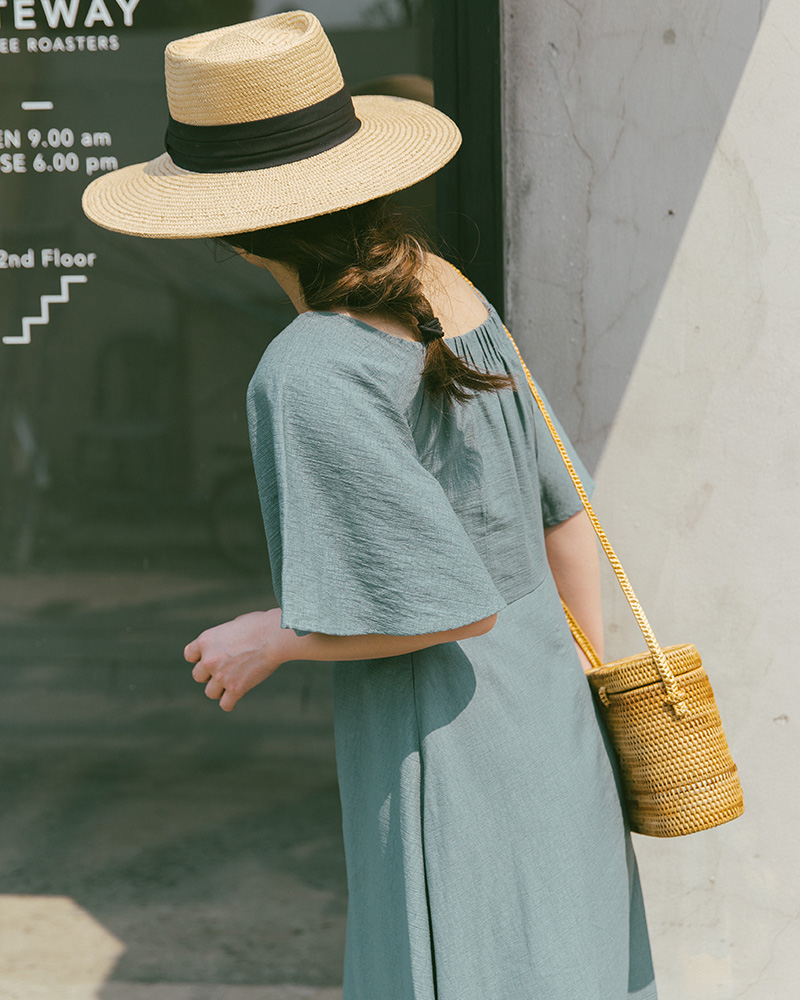 抓皺方形領口/荷葉袖/高腰剪接/左側隱形拉鍊 商品長度/長版商品版型/適中商品厚薄/適中商品彈性/無