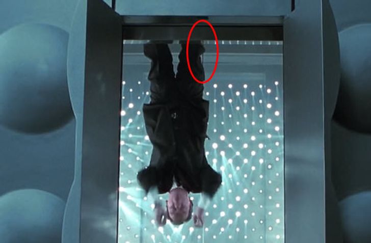 20個經典電影超爆笑穿幫鏡頭！《哈利波特》飄浮不是魔法，是靠鋼絲啦！