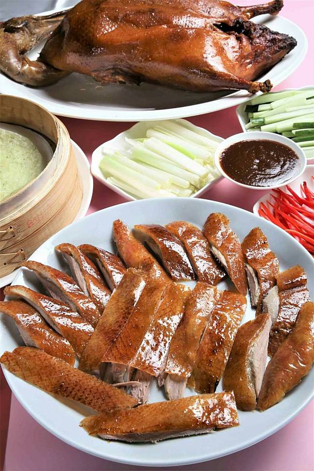 點水樓脆皮烤鴨附上自製Ｑ薄餅皮，再搭配宜蘭三星蔥、小黃瓜、辣椒絲，及師傅自製的甜麵醬，每一口都是幸福的滋味。（圖/MITSUI OUTLET PARK林口）