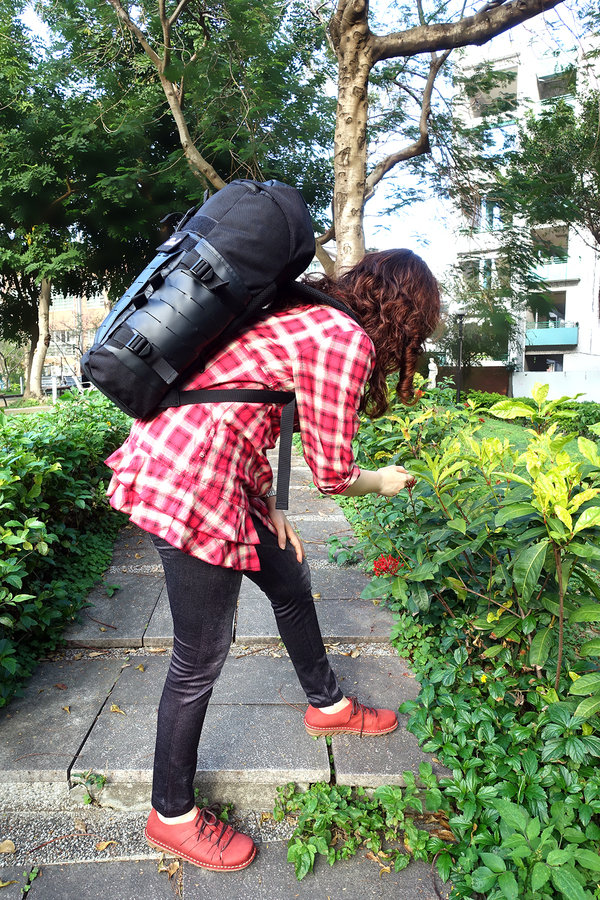 開箱-bagrun都會玩家瞬開翻蓋後背包，通勤後背包推薦，旅行輕便背包，一秒瞬開磁扣的輕量防水後背包，輕旅行多功能收納後背包