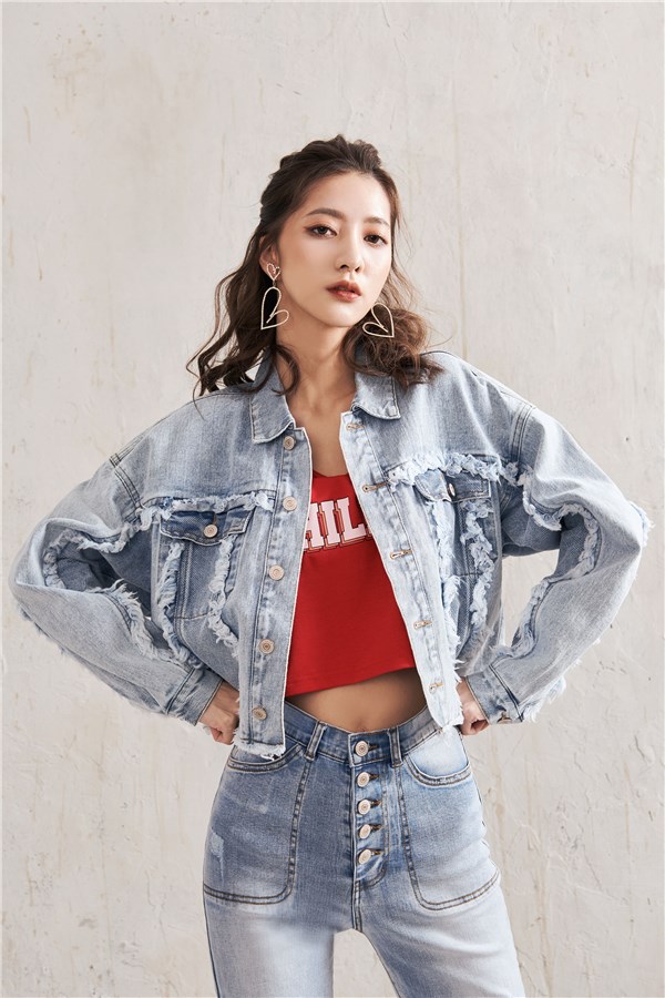 寬短版設計；拼色金絲牛仔面料；鬚鬚滾邊；落肩版型；前翻蓋大口袋；内有暗袋。