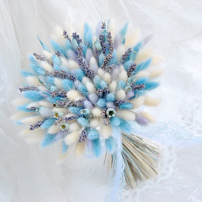 設計師用可愛的兔尾草搭配薰衣草、風鈴花等花材綁成捧花，令人感到滿滿的療癒與幸福感，適合各種身形，推薦給喜愛薰衣草與毛毛控的你/妳。 萍水相逢每款捧花皆為設計師量身訂製，絕對獨一無二。