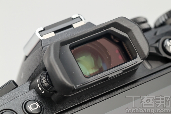 觀景窗 E-M1 Mark III搭載236萬點電子觀景窗，以主流旗艦機種而言解析度略低。