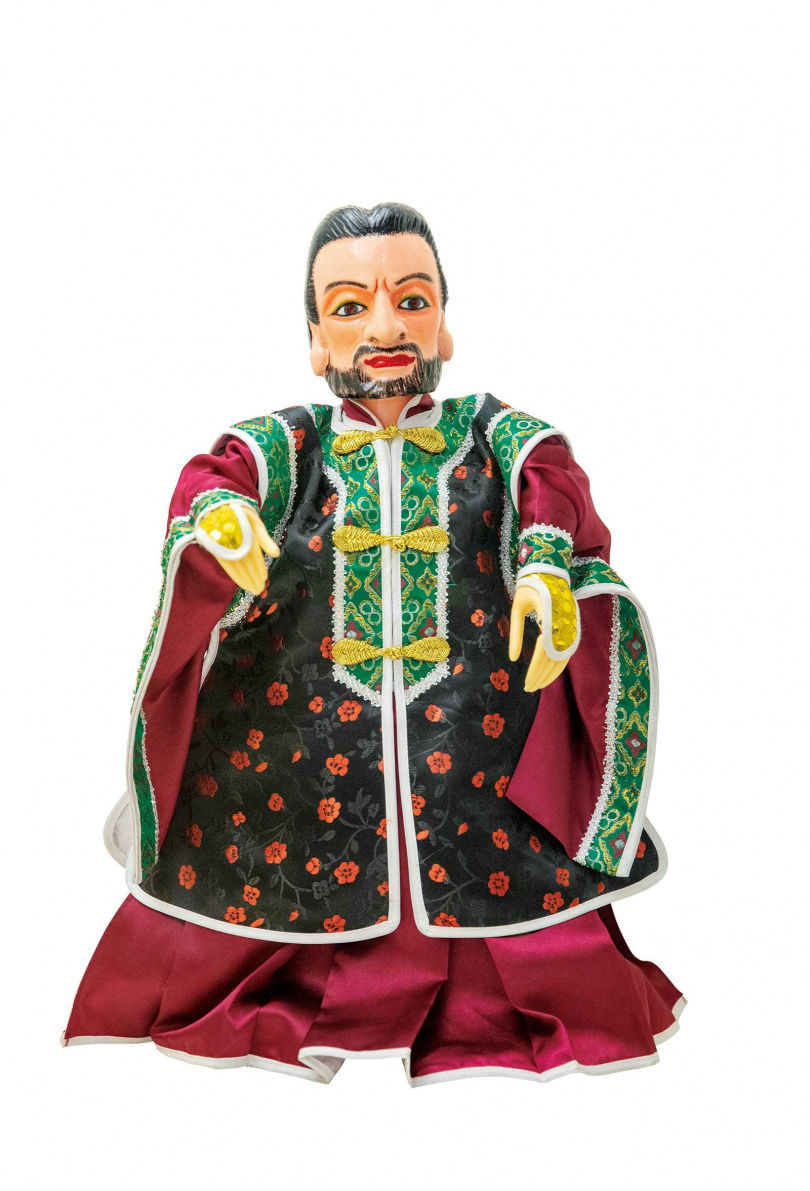 根據屏東「萬金教堂」神父的形象所打造的戲偶，結合了傳統與在地生活民情。（圖／宋岱融攝）