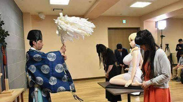 日本動漫店找道士來驅鬼，對象是等身大巨乳模型？不，其實他們是在為她祈福