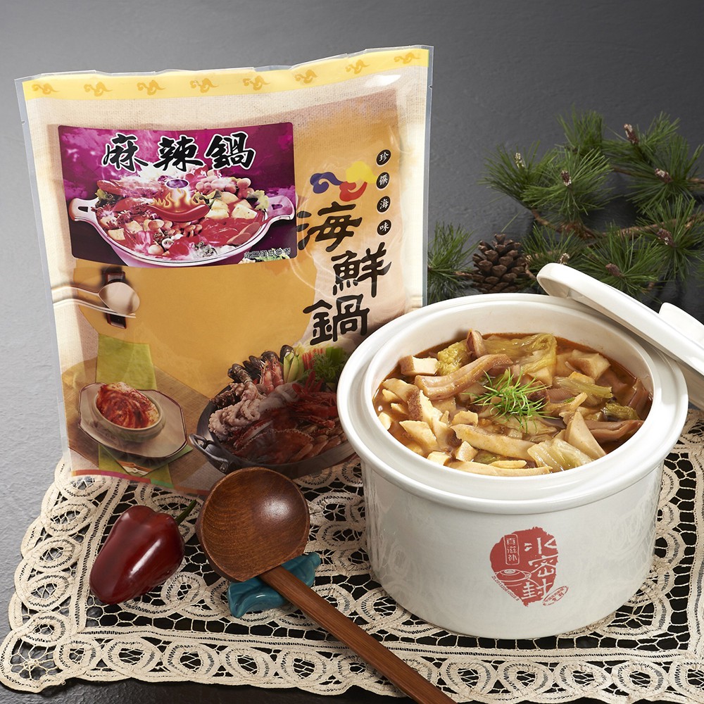 -北海道日式海陸石狩鍋成分：大白菜、水、鴨肉、味噌、洋蔥、竹莢魚、芋頭、渦螺肉、調味鮭魚片（魚漿、鮭魚肉、巴沙魚肉、醋酸澱粉（黏著劑））山梨糖醇（甜味劑）、L-麩酸鈉、糖、鹽、煙燻香料（氫化大豆油）、
