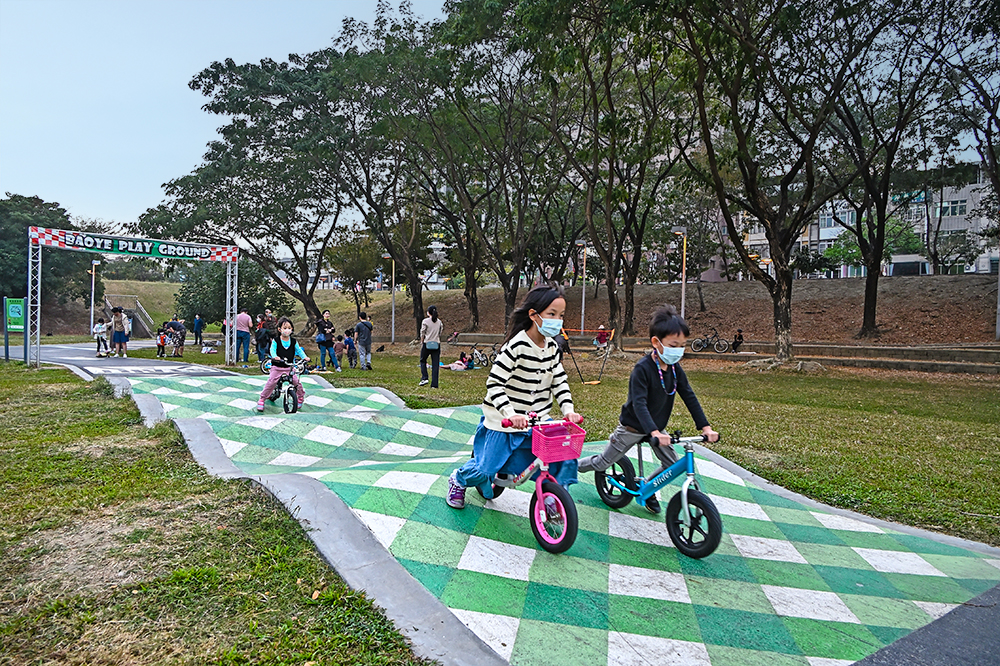 三民寶業里滯洪池公園的滑步車賽道，順應地形不同變化的路面，培養孩子們手腳平衡。(攝影/Carter)