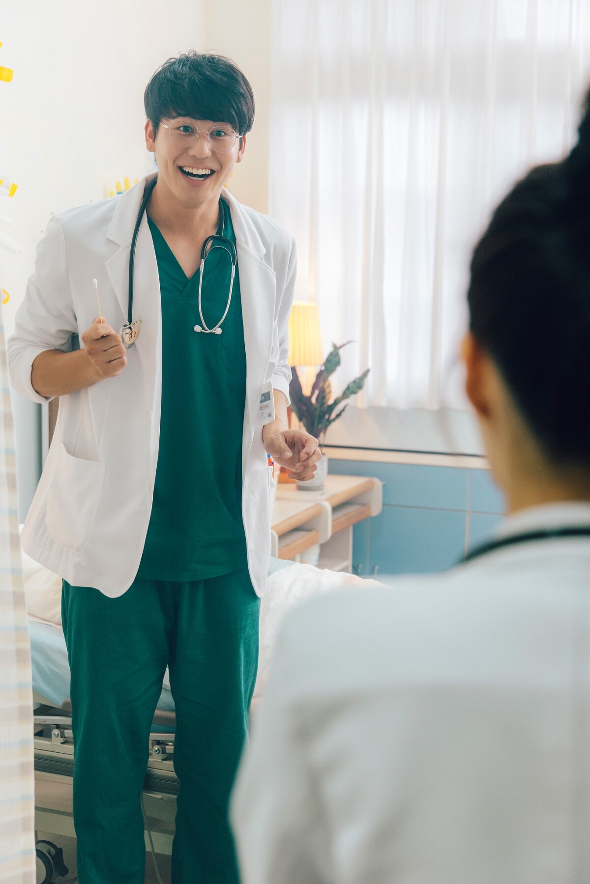 8位演台劇的外國演員！《八尺門》李銘順得3次金鐘，張棟樑當年超夯，他因《華燈》翻紅